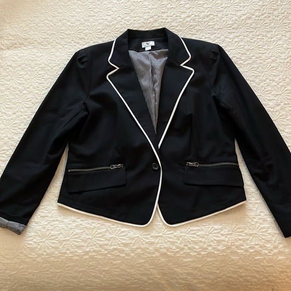 Fabulous black blazer w/white piping and B&W striped lining & fabulous detail. - Picture 9 of 16